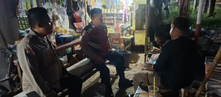 Patroli Malam Polsek Telukjambe Barat Sapa Warga, Wujudkan Kamtibmas Kondusif
