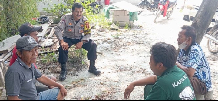 Berikan Kemudahan Warga, Bhabinkamtibmas Polsek Telukjambe Barat Sampaikan Nomor Layanan Lapor Pak Kapolres
