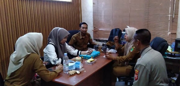 Bhabinkamtibmas Polsek Jatisari Ngobrol Kamtibmas Bareng Staf Desa Barugbug