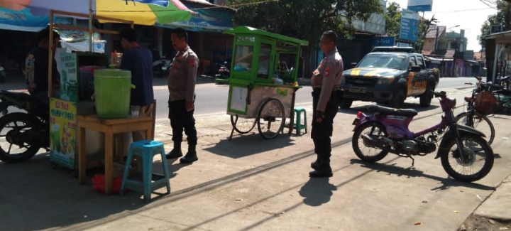 Personel Polsek Jatisari Patroli Siang Sasaran Pasar Jatiwangi, Ingatkan Kamtibmas kepada Pedagang
