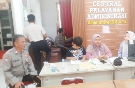 Ini Pesan Personel Polsek Telukjambe Barat Saat Sambangi Kantor Desa Karangmulya