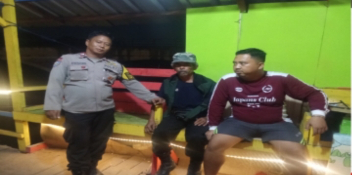 Bhabinkamtibmas Polsek Klari Himbau Kamtibmas kepada Penjaga Jembatan Penyeberangan di Dusun Pasir Panjang