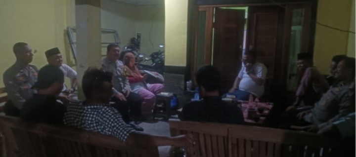 Patroli Malam Polsek Jatisari Sambangi Warga Perum Bumi Cikampek Baru
