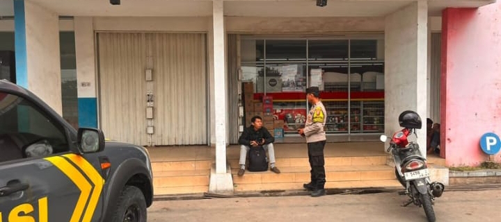 Personil Patroli Połsek Jatisari Ingatkan Kamtibmas Saat Sambangi Alfamart