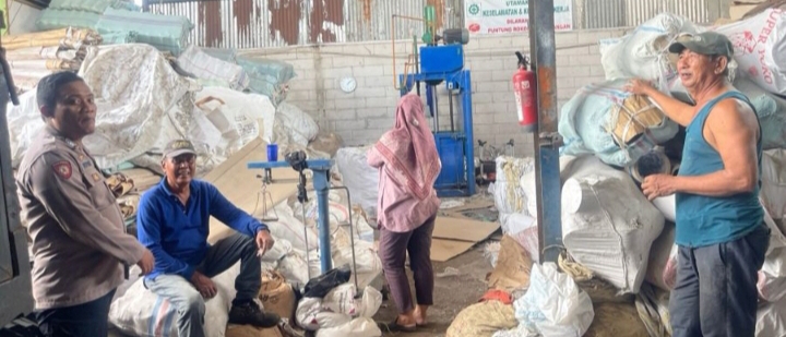 Personil Polsek Telukjambe Barat Sampaikan Nomor Lapor Pak Kapolres Ke Warga