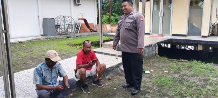 Personil Polsek Telukjambe Barat sosialisasi pencegahan TPPO atau Human Trafficking Saat Sambangi Warga.
