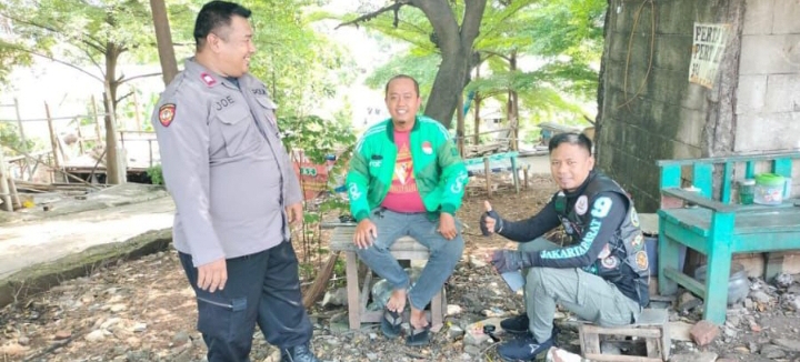 Bhabinkamtibmas Desa Karangligar Sambangi Pengemudi Ojek Online, Berikan Edukasi Keselamatan Berlalu Lintss