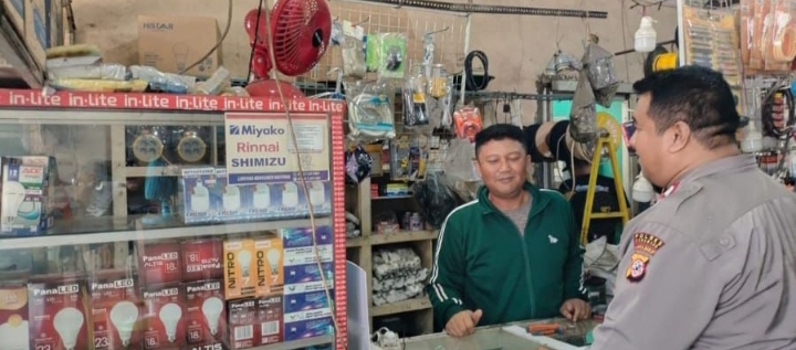 Sambang Toko Kelontong, Bhabinkamtibmas Połsek Telukjambe Barat Sampaikan Imbauan Kamtibmas