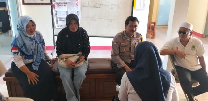 Para Orangtua Dapat Pesan Kamtibmas, Saat Personel Polsek Telukjambe Barat Sambang Kantor Desa