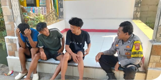 Anggota Polsek Telukjambe Barat Ingatkan Remaja Hindari Miras, Tawuran dan Judi Online