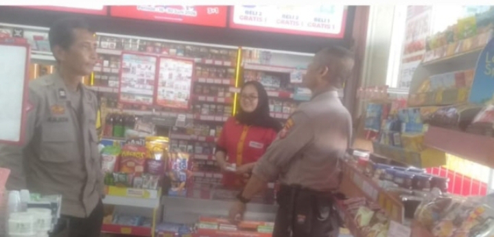 Personil Połsek Jatisari Ingatkan Kamtibmas Saat Sambangi Karyawan Alfamart