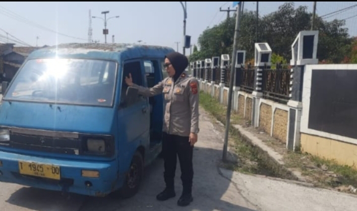 Ibu Kapolsek Jatisari Edukasi Kamtibmas dan Keselamatan Berkendara kepada Sopir Angkot