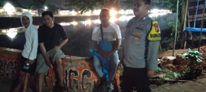 Bhabinkamtibmas Polsek Telukjambe Barat Patroli Pemukiman Warga Dini Hari, Sapa Warga dan Sampaikan Imbauan Kamtibmas