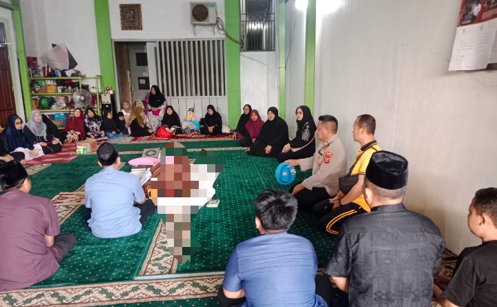 Bhabinkamtibmas Desa Duren Takziah Warga Yang Meninggal Dunia