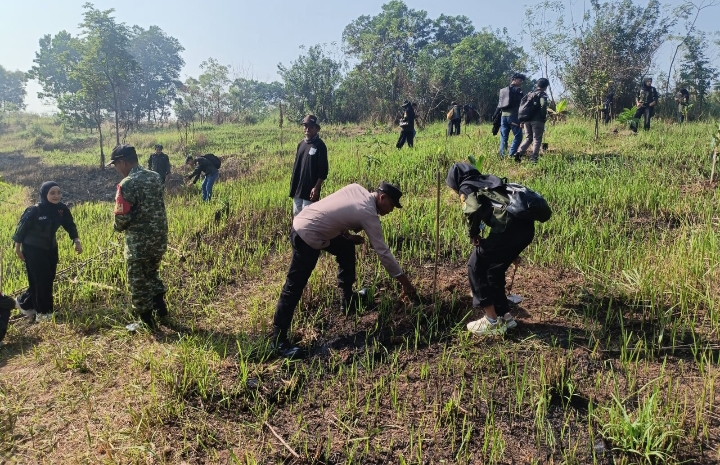Sinergitas TNI-POLRI bersama Poktan dan Mahasiswa Unsika Melaksanakan Penanaman Pohon di Desa Karanganyar