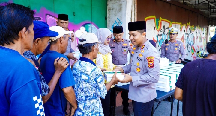 Aksi Humanis Jum’at Berkah, Kapolres Karawang AKBP Fiki N. Ardiansyah Berbagi Paket Makanan di Perempatan Johar