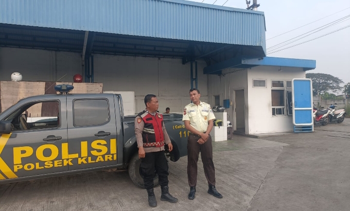 Patroli Siang Polsek Klari Sambangi Security Sampaikan Kamtibmas