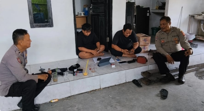 Personil Polsek Telukjambe Barat Sebar Himbauan Cegah TPPO di Lingkungan Masyarakat