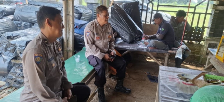 Petugas Patroli Polsek Telukjambe Barat Sampaikan Nomor Layanan Pengaduan “Lapor Pak Kapolres”