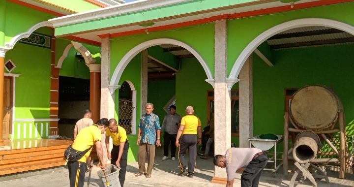Kapolsek Banyusari dan Anggota Polsek Banyusari Melaksanakan Kegiatan Jumsih di Masjid Al-Falah Polsek Banyusari