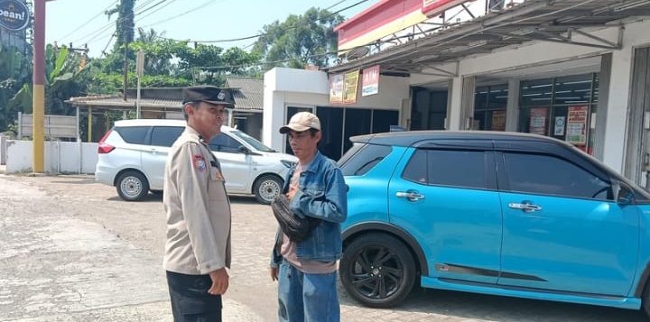 Personil Polsek Jatisari Ingatkan Kamtibmas Saat Sambangi Juru Parkir Alfamart