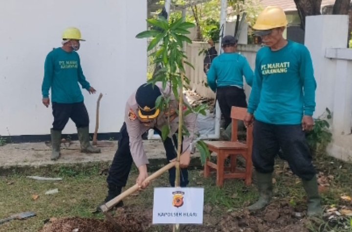 Kepedulian Lingkungan, Kapolsek Klari Bersama Siswa SMAN 2 Klari Gelar Penanaman Pohon