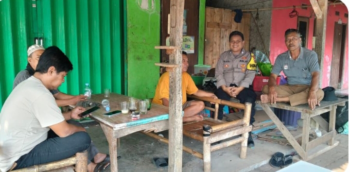 Personil Polsek Telukjambe Barat Patroli Siang, Sambangi Warga Desa Margamulya.