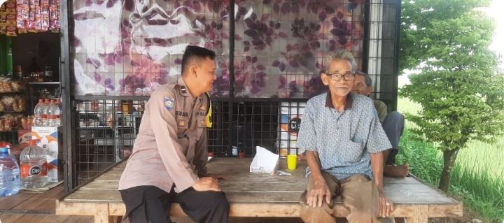 Bhabinkamtibmas Polsek Telukjambe Barat Edukasi Kepada Para Orangtua Tentang Kenakalan Remaja