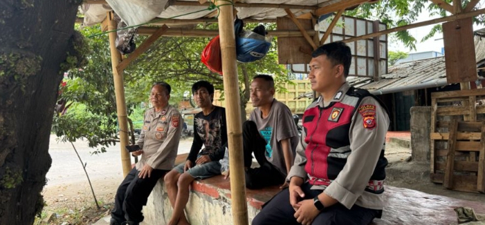 Patroli Polsek Telukjambe Barat Sampaikan Nomor Layanan “Lapor Pak Kapolres” Ke Warga di Pangkalan Ojeg