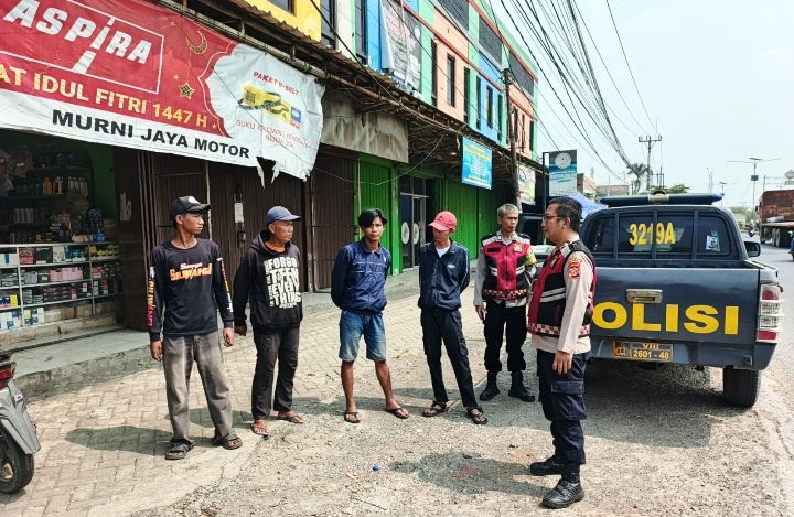 Polsek Klari Patroli Siang Sambang Warga di Pertigaan Kopel