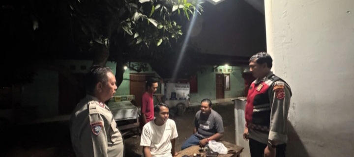 Patroli Dini Hari Polsek Telukjambe Barat Sambangi Warga Kobakbiru yang Sedang Melaksanakan Ronda Malam