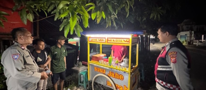 Patroli Malam Polsek Telukjambe Barat Sapa Warga Dusun Pasirjengkol, Pastikan Kamtibmas Kondusif