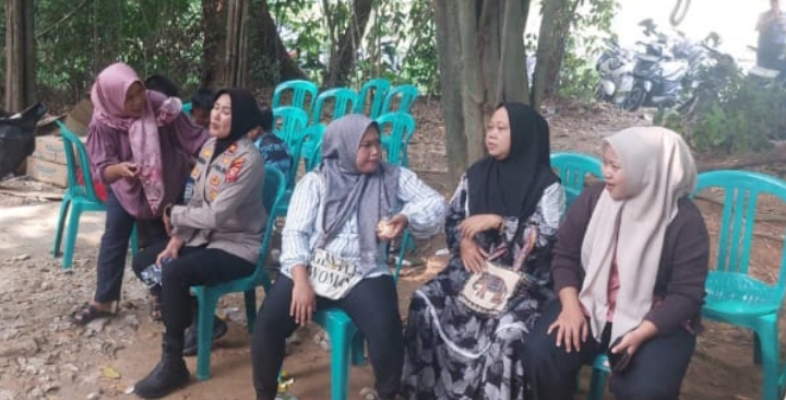 Sambangi Ibu – Ibu, Kapolsek Telukjambe Barat Sampaikan Pesan-Pesan Kamtibmas
