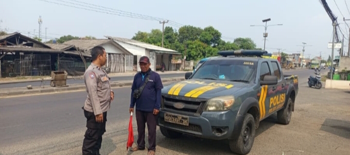 Patroli Polsek Jatisari Sambangi Juru Parkir Rumah Makan Sambal Ijo, Sampaikan Pesan Kamtibmas