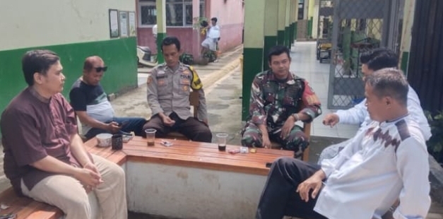 Sinergitas TNI–POLRI Bersama Warga Desa Jatisari Bahas Kamtibmas di Lingkungan