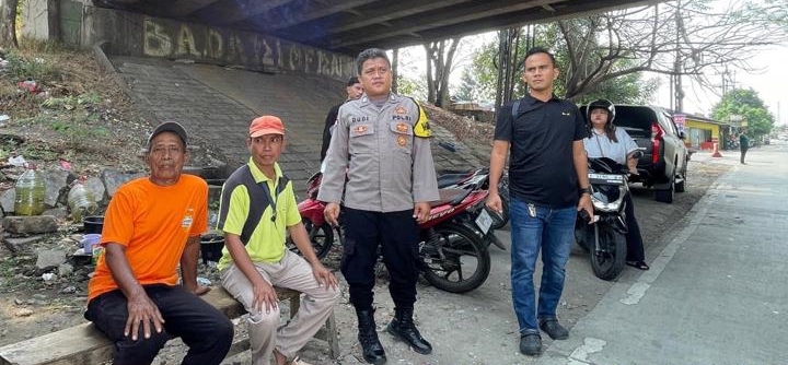 Patroli Humanis Polsek Telukjambe Barat Sapa Warga Desa Margakaya ‎