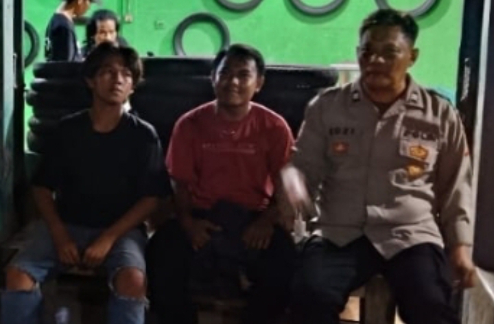 Personil Polsek Telukjambe Barat Berikan Penyuluhan Kamtibmas Saat Sambang Pangkalan Ojeg