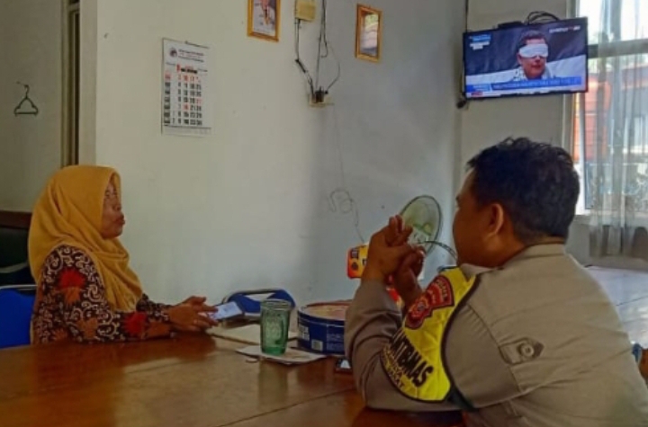 Perkuat Sitkamtibmas, Bhabinkamtibmas Polsek Telukjambe Barat Sambangi Staf Desa