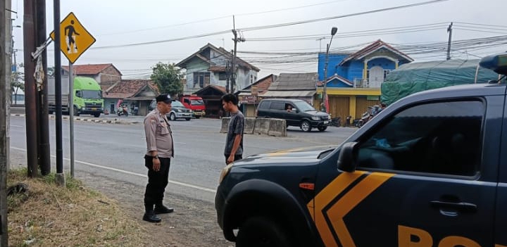 Polsek Jatisari Pastikan Sitkamtibmas di Pertigaan Cikalong Aman dan Kondusif