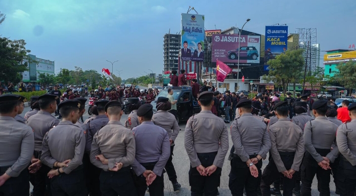 Polres Karawang Kawal Demo Mahasiswa di Interchange Karawang Barat, Berjalan Aman Kondusif