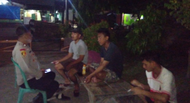 Sinergi Bhabinkamtibmas Polsek Klari Bersama Warga Lewat Jaga Kamtibmas Ronda Malam