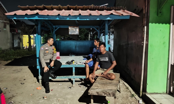 Bhabinkamtibmas Polsek Klari Patroli Dialogis Serap Aspirasi Kamtibmas Warga Desa Gintungkerta Saat Ronda Malam
