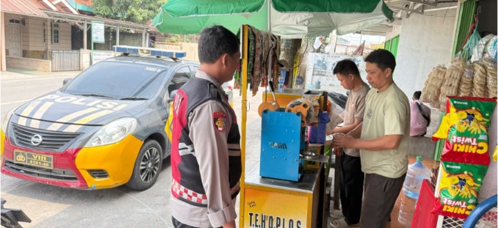 Patroli Dialogis Siang Hari, Personel Polsek Telukjambe Barat Imbau Kamtibmas kepada Pedagang