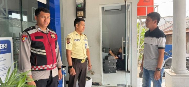 Ciptakan Situasi Bank BRI Aman dan Kondusif, Połsek Telukjambe Barat Patroli Perbankan