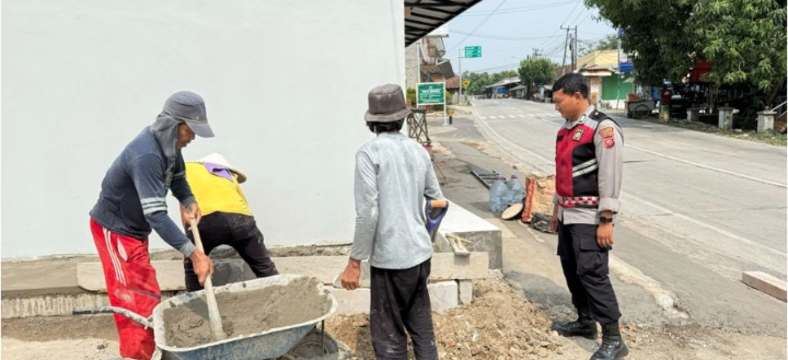 Personil Polsek Telukjambe Barat Edukasi Kepada Para Orangtua Tentang Kenakalan Remaja