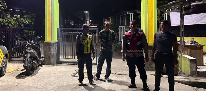 Patroli Malam Polsek Telukjambe Barat Kontrol Pemukiman Warga Perum Bumi Telukjambe Barat