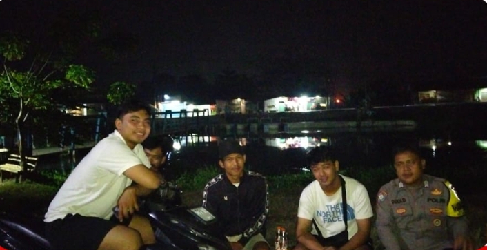 Bhabinkamtibmas Polsek Telukjambe Barat Patroli Malam Sambangi Remaja ‎