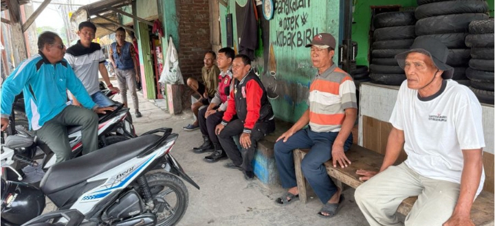 Personil Polsek Telukjambe Barat Binluh Kamtibmas Saat Sambang Pangkalan Ojeg ‎