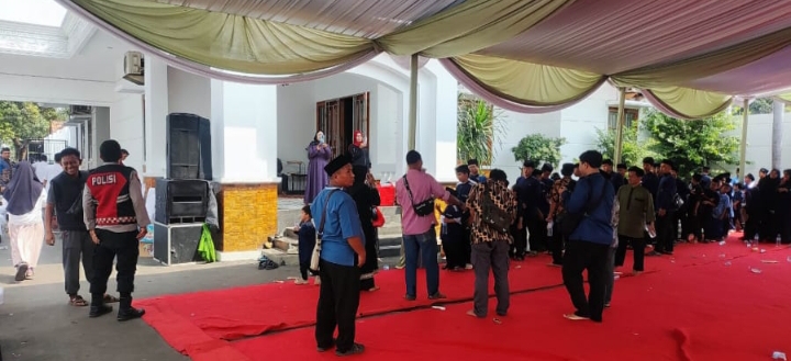 Polsek Klari Amankan Kegiatan Sunatan Massal dan Santunan dalam Rangka Haul Almarhumah Hj. Cucu Saodah (Ibunda Bupati Karawang)