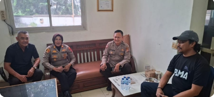 Kapolsek Telukjambe Barat Bersama Anggota Sambang Warga, Sampaikan Pesan Kamtibmas